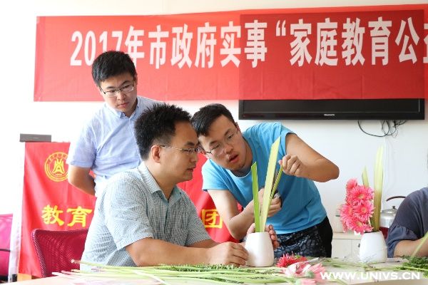 志愿者为赵书记讲授插花技巧(供图 岑思雨)