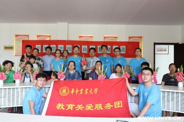 实践团队与参加人员合照(供图 岑思雨)