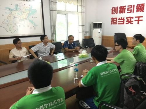鸦鹊湖农技站工作人员向团队介绍农场水稻种植基本情况
