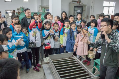 老师给同学们讲解茶叶制作实际操作(学通社记者 蒲振 摄)