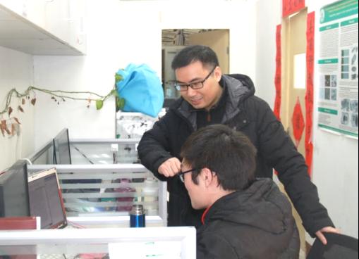 彭东海老师给学生指导课题 彭东海老师给学生指导课题